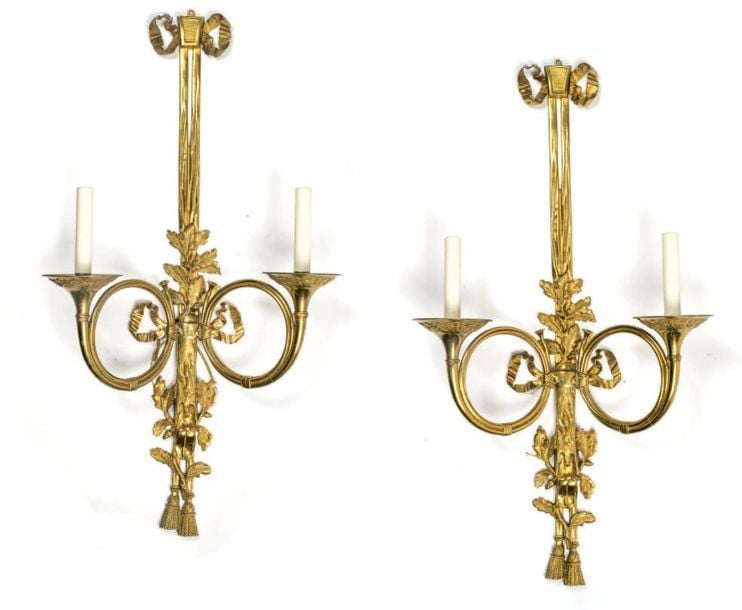PAIRE D'APPLIQUES en bronze doré et ciselé à deux lumières en enroulemen