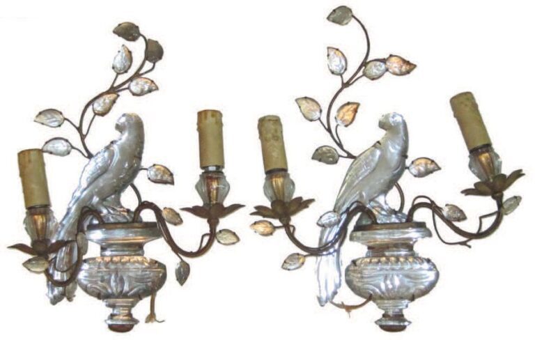 Paire d'appliques murales à deux lumières, modèle au perroquet et vase, en verre et méta