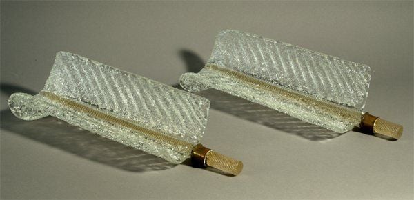 Paire d'appliques « Plume » à corps en découpe et surface et tige torse, à inclusions de particules dorée