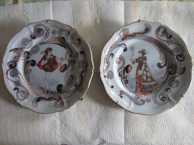 Paire d'assiettes en faïence à décor d'un «couple troubadour