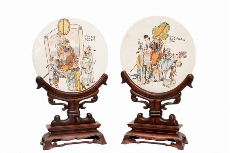 PAIRE D'ECRANS EN PORCELAINE A DECOR EMAILLE POLYCHROME DE STYLE QIANJIANG