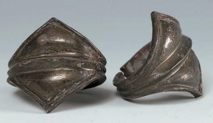 Paire d'épais bracelets losangiques à forte moulur