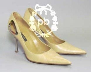 PAIRE d'ESCARPINS en cuir beige agrémentée d'une découpe gansée de métal chromé (P3