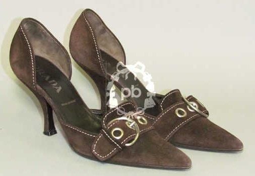 PAIRE d'ESCARPINS en daim chocolat ornée de surpiqûres blanches et munie d'une boucle à ardillon sur l'empeigne (env P39/40) (légère patine d'usage)