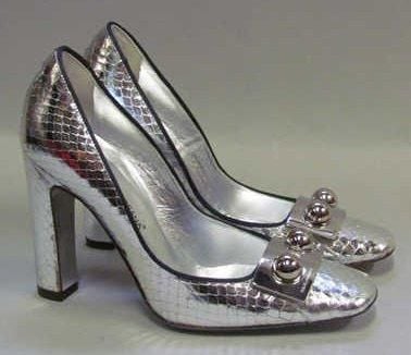PAIRE d'ESCARPINS en reptile lustré métallisé argent passepoilée ébène et ornée d'un motif géométrique sur le dessus (P35 it) (très bon état avec mini usure sur reptile)