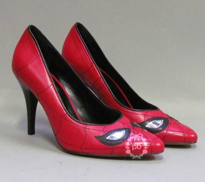 PAIRE d'ESCARPINS 'Spider-Man' en cuir rouge, noir et métallisé argent (P37) (manque griffe) (excellent état)