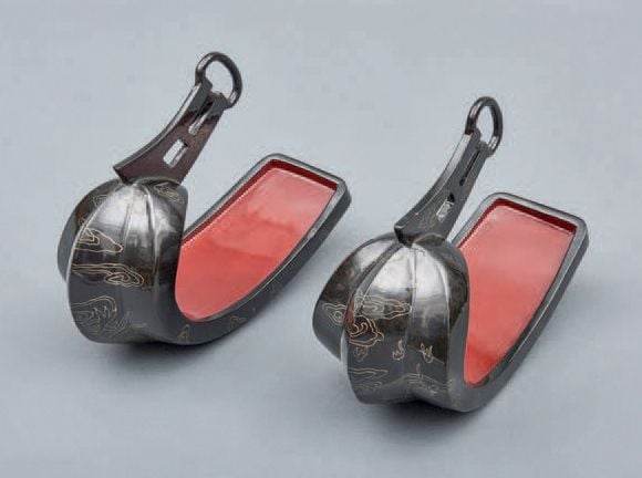 PAIRE D'ÉTRIERS JAPONAIS (abumi) garnis de laque noire et rouge et décorés de laque maki-