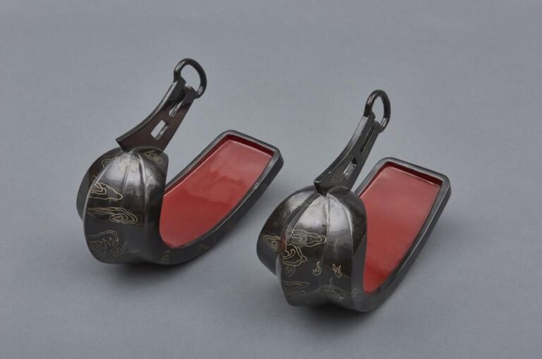 Paire d'étriers japonais (abumi) garnis de laque noire et rouge et décorés de laque maki-