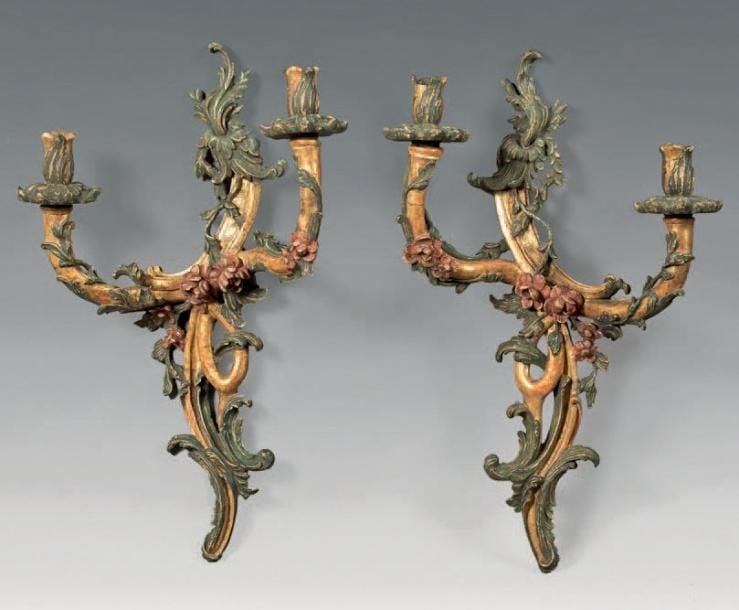 Paire d'importantes appliques à deux lumières en bois sculpté, doré ou peint au nature