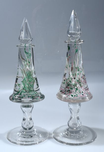 Paire d'ornements coniques sur pied imitant des flacons à décor abstrait polychrome; partie supérieure taillée à côtes plate