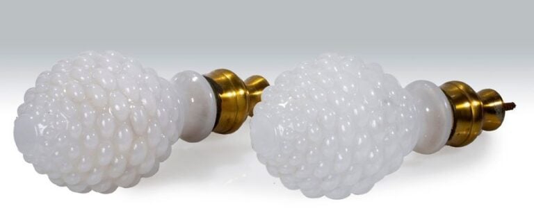 Paire d'ornements en opaline pâte de riz moulée à semi de cabochons; montures en laito