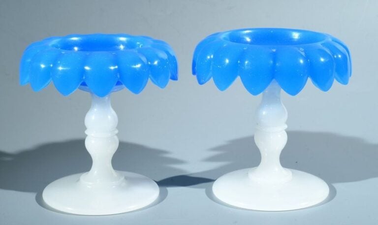 Paire de baguiers à bord dentelé en opaline pâte de riz et bleu