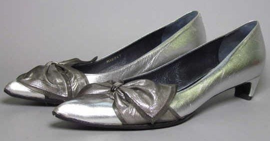 PAIRE de BALLERINES à petits talons en cuir métallisé argent rehaussée d'un noeud sur le devant (P38) (petit état d'usage)