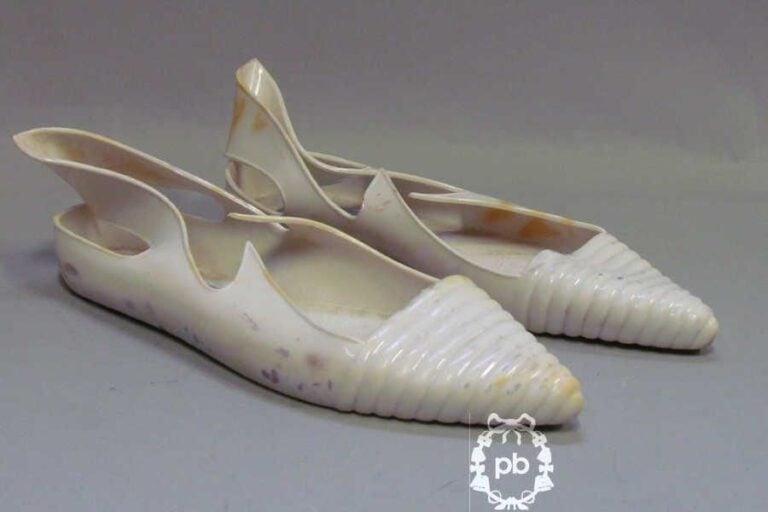 PAIRE de BALLERINES "Apollo Jelly" à découpes crantrées en caoutchouc blanc boudinnée sur le devant (P39) (importante salissure)