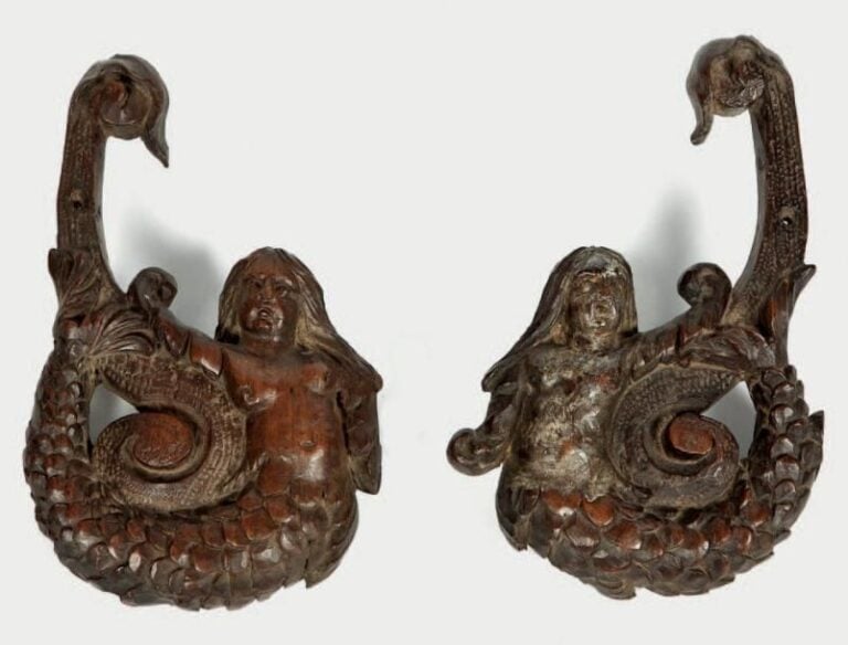 Paire de bois sculptés en noyer représentant des sirènes accostées de volute