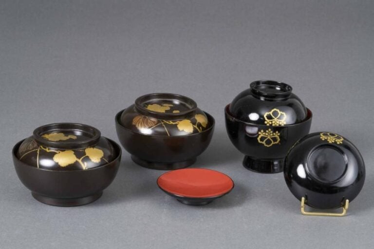PAIRE DE BOLS COUVERTS A MISO EN BOIS LAQUE BRUN ET OR Japon, Epoque XXe siècle Décor à l'or de papillons parmi fleur
