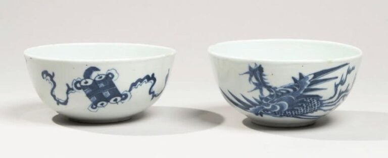 Paire de bols en porcelaine à décor en bleu sous couverte de phénix et double roulea