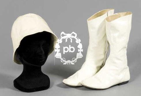 PAIRE de BOTTES plates en cuir verni blanc cassé, fermeture velcro (P 36) (petit état d'usage
