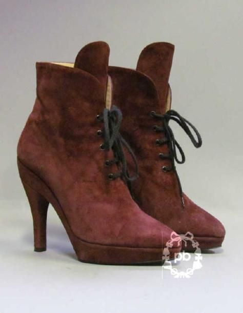 PAIRE de BOTTINES à lacets à hauts talons et petites plateformes en daim bourgogne (P35) (légère patine d'usage)