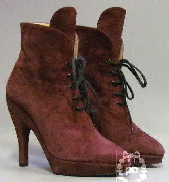 PAIRE de BOTTINES à lacets, hauts talons et petites plateformes en daim bourgogne (P35) (légère patine d'usage)