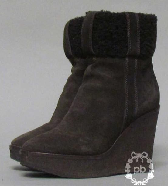 PAIRE de BOTTINES en peau lainée et baby agneau retourné chocolat, semelles compensées en crêpe (P3