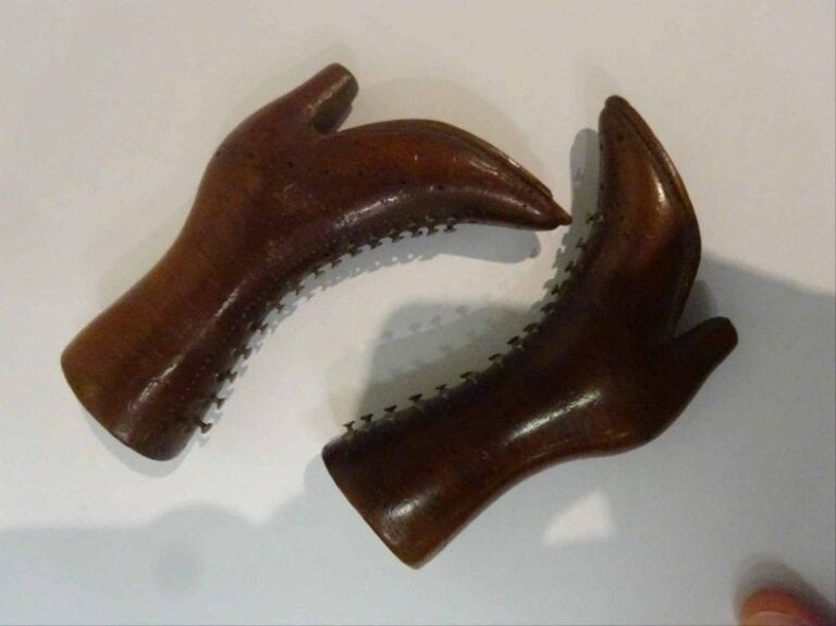 Paire de bottines miniatures en acajou gravé, rehaussées de petits clou