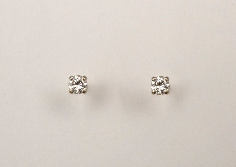 PAIRE DE BOUCLE D'OREILLES en or, serties de deux diamants de 0,10 carat enviro