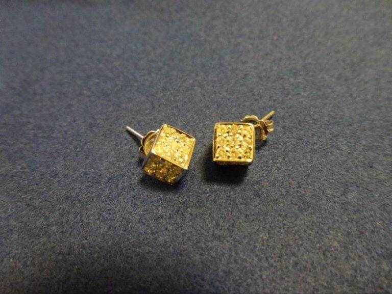 Paire de BOUCLES D'OREILLE en or blanc 18K (750°/00) simulant des cubes sertis de diamants taille brillan