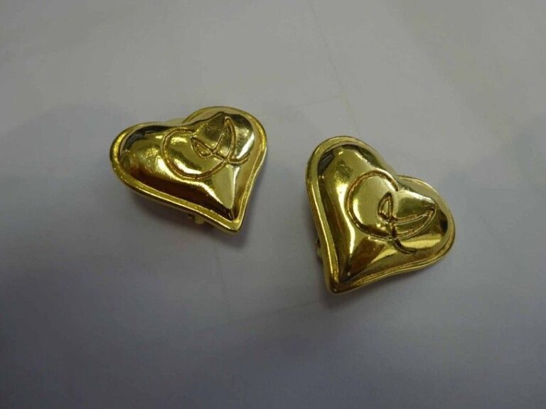 Paire de boucles d'oreilles à clips ou clips d'oreilles en métal doré formant coeurs et monogrammées CL
