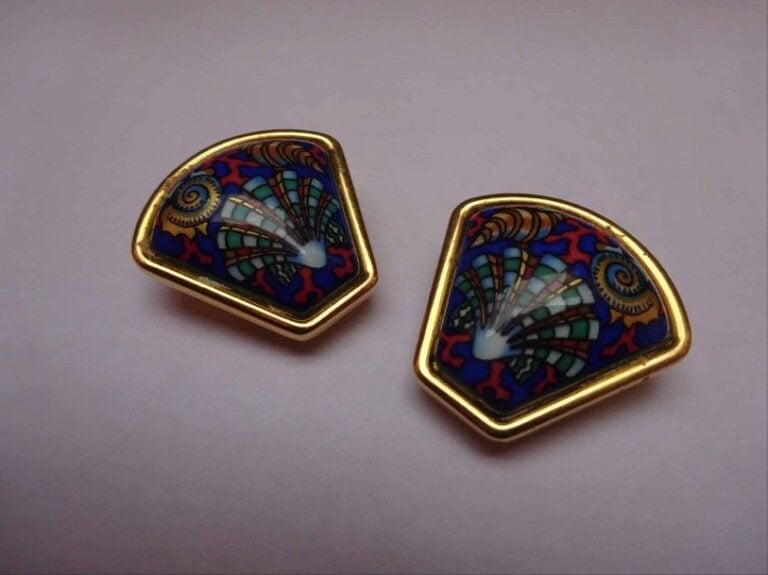 Paire de boucles d'oreilles à clips ou clips d'oreilles losangiques en métal doré et émaillés de coquillage