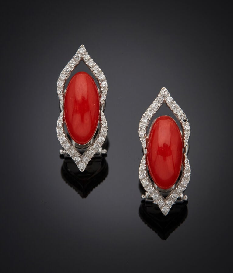 Paire de BOUCLES d'OREILLES "accolades" en or gris (750‰) ajouré, serti de cabo…