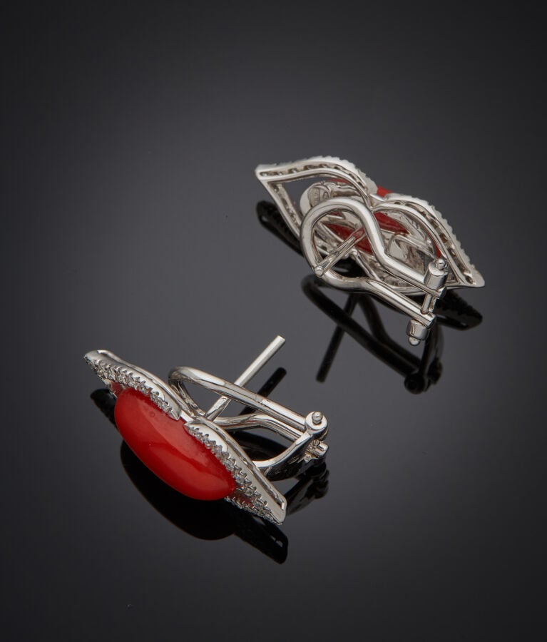 Paire de BOUCLES d'OREILLES "accolades" en or gris (750‰) ajouré, serti de cabo…
