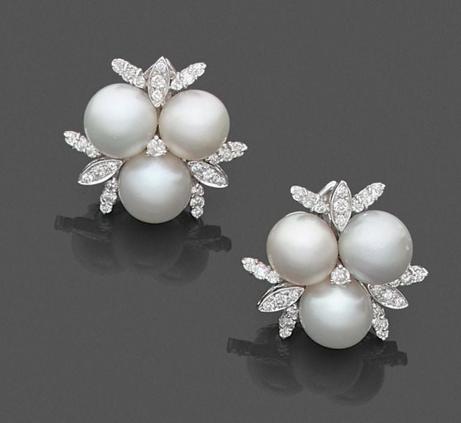 •Paire de BOUCLES d'OREILLES «bouquets» en or gris (750‰) orné de trois perles de culture blanches, serti de diamants taille brillan