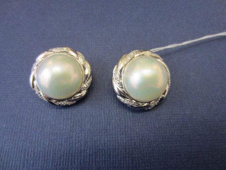 PAIRE DE BOUCLES D'OREILLES circulaire en or gris (750 millièmes) torsadé serti d'une perle Mabé blanche et diamants taille brillan