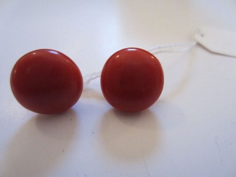 PAIRE DE BOUCLES D'OREILLES circulaire en or jaune serti de corail de forme bouto
