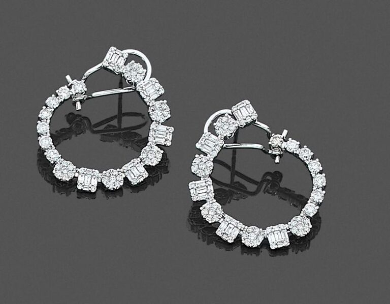 •Paire de BOUCLES d'OREILLES «circulaires» en or gris (585‰) 14 carats, serti de diamants taille brillant et baguette, alternés, en chut