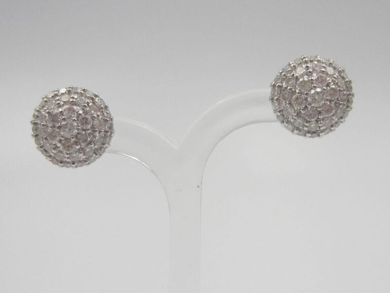 PAIRE de BOUCLES D'OREILLES circulaires en or gris (750 millièmes) bombé, pavé de diamant