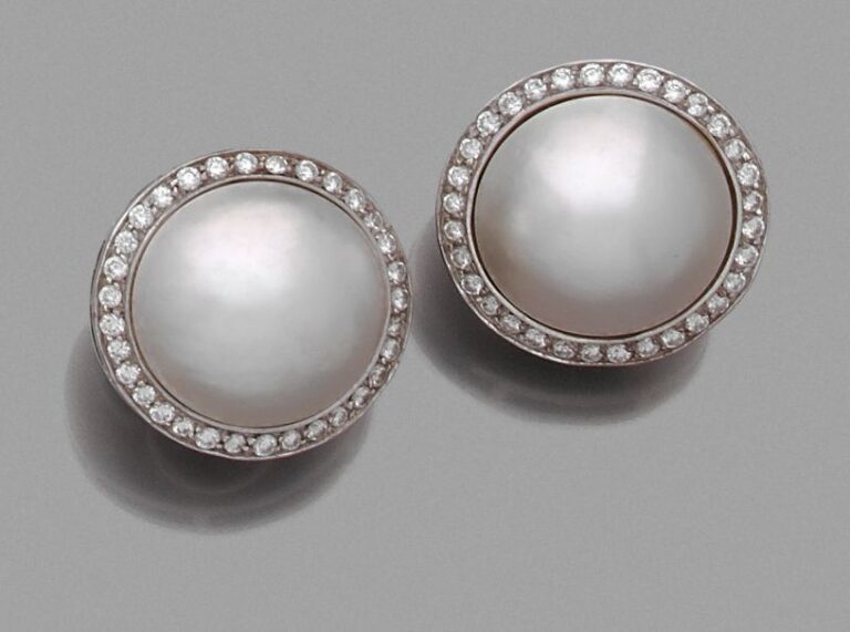 Paire de BOUCLES d'OREILLES circulaires en or gris (750 millièmes) orné d'une perle de culture Mabé blanche, entourée de diamants taille brillan