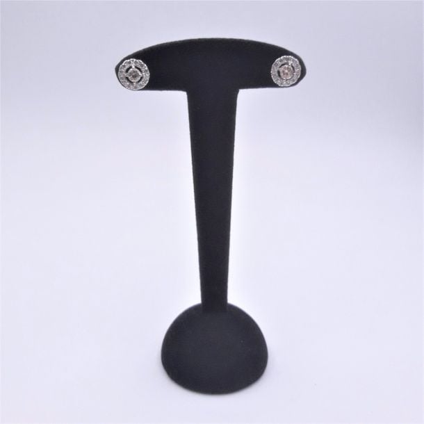 Paire de BOUCLES D'OREILLES circulaires en or gris (750 millièmes) serti de diamants taille brillant dont un au centre plus importan