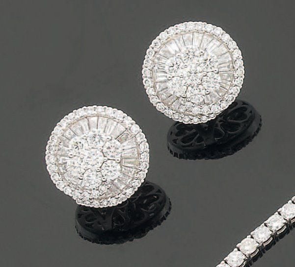 Paire de BOUCLES D'OREILLES circulaires en or gris serti de diamants taille brillant et taeper