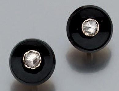 PAIRE DE BOUCLES D'OREILLES circulaires en or jaune, serti d'onyx, flanqué d'un diamant taillé en rose