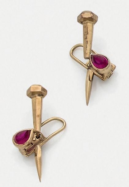 PAIRE de BOUCLES D'OREILLES «clous» en or jaune (750 millièmes) se portant le long de l'oreille, serti d'une pierre rose cabochon piriform