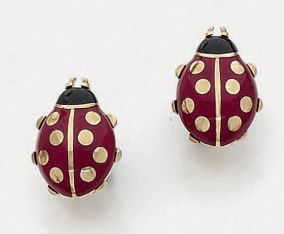PAIRE de BOUCLES D'OREILLES «coccinelles» en or jaune (750 millièmes), orné d'émail noir et roug