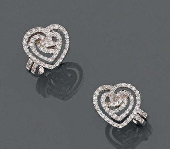 PAIRE de BOUCLES D'OREILLES «coeurs» en or gris (750 millièmes) ajouré serti d'alignements de diamants taille brillan