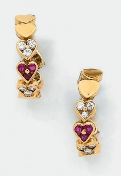 PAIRE de BOUCLES D'OREILLES créoles «coeurs» en or jaune et or gris (750 millièmes) partiellement serti de rubis ronds et diamants taille brillan