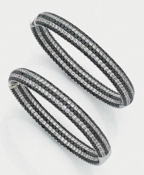 PAIRE de BOUCLES D'OREILLES «créoles» en or gris (750 millièmes) serti de lignes de diamants noirs et blancs alternée