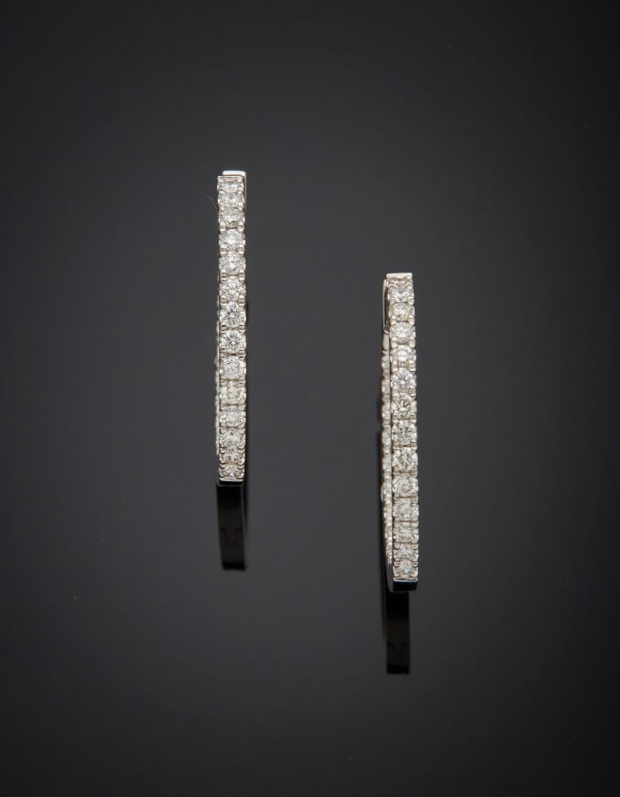 Paire de BOUCLES d'OREILLES « créoles » en or gris (750‰) serti d'un alignement…