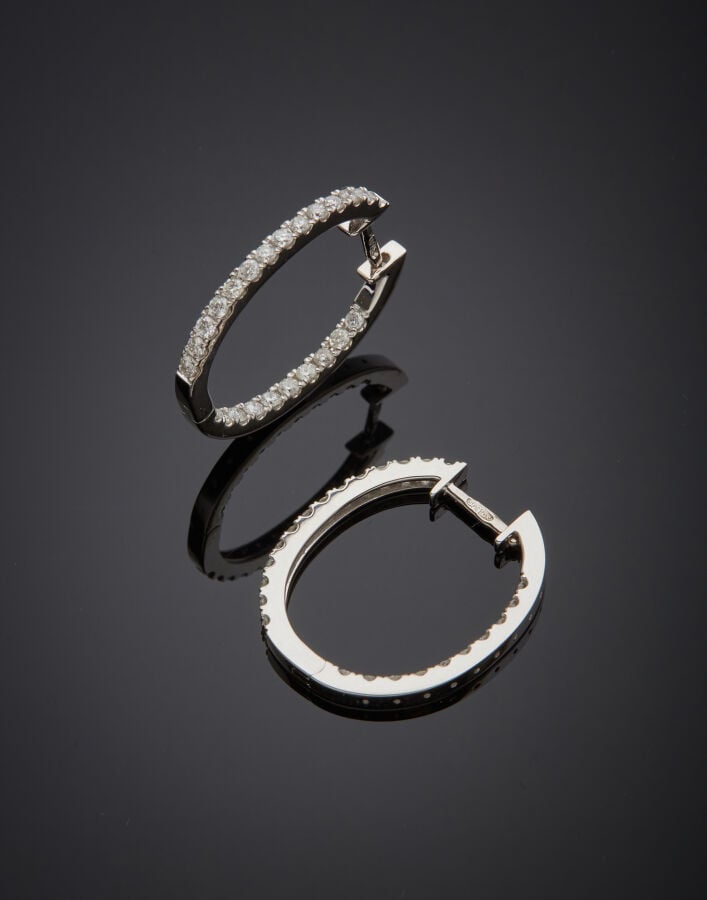 Paire de BOUCLES d'OREILLES « créoles » en or gris (750‰) serti d'un alignement…
