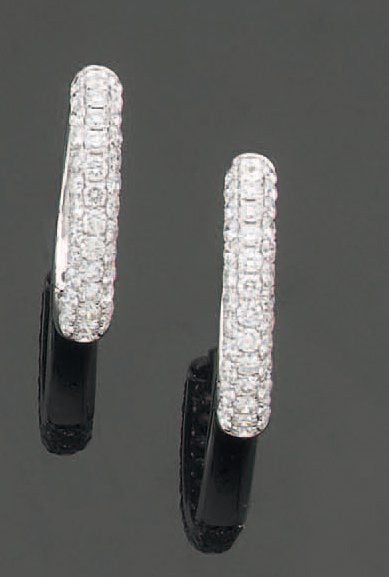 Paire de BOUCLES D'OREILLES « créoles » en or gris bombé partiellement pavé de trois lignes de diamants taille brillan