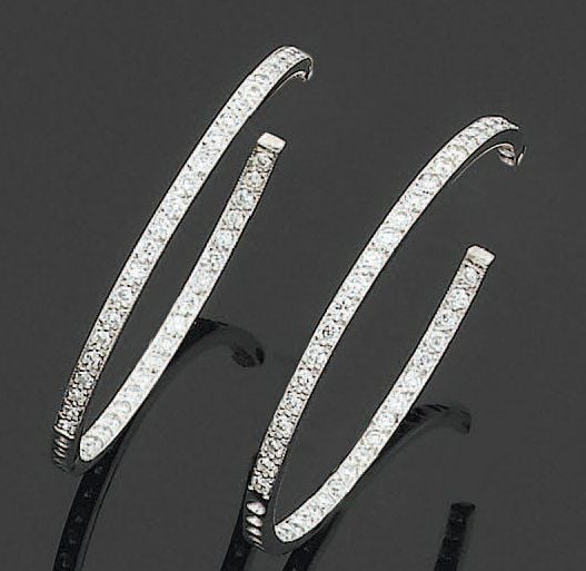 Paire de BOUCLES D'OREILLES « créoles » en or gris entièrement serti d'un alignement de diamants de taille brillan